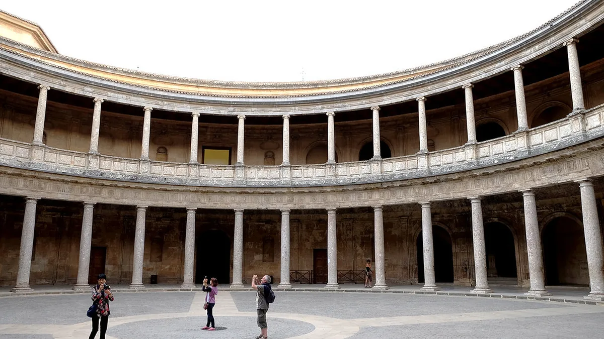 医院药房窗口,患者凭处方取阿达格拉西布